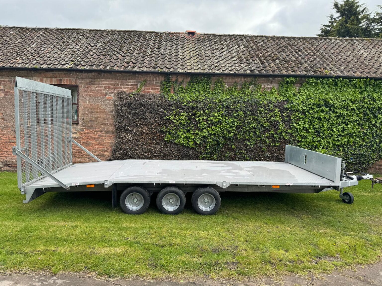 GRAHAM EDWARDS TRI AXLE BEAVER TAIL TRAILER, 16′ x 6′ 6″ FULL WIDTH ...